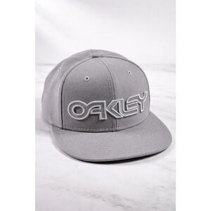 Oakley Snapback Hat Grey 3D Embroidered Logo Flat Brim Adjustable Cap NWOT